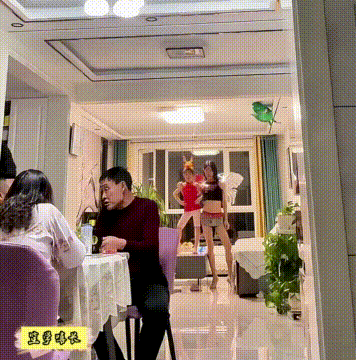 小伙当着家人面走秀，父母都没抬眼，看样子习惯了吧！