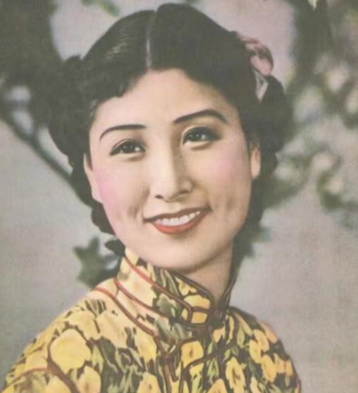1939年，大汉奸丁默邨要去赴宴，中途情妇撒娇要买皮大衣。在店门口他看到两个男人