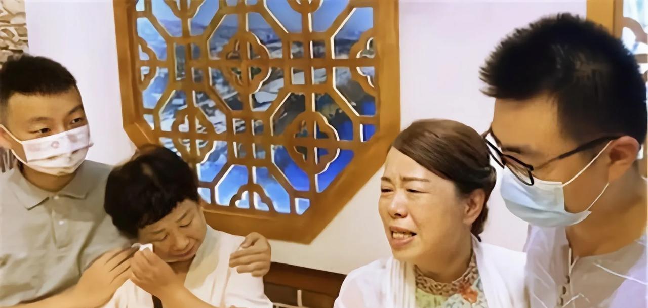 D粉总是称赞他们大娘把蛋糕养得人高马大 ，健康帅气。而指责老徐把小青年养病，养S