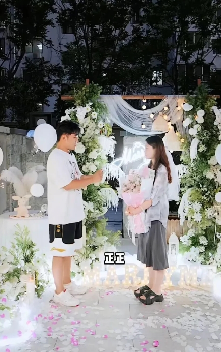解清帅总算拿出杀手锏了！
和女友王正正这次不仅是求婚戏码
而且直接动真格-订婚了
