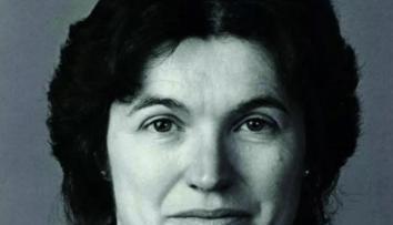 1996年，一名女性科学家，在进行一项试验时，不慎将两滴化学试剂滴在了乳胶手套上