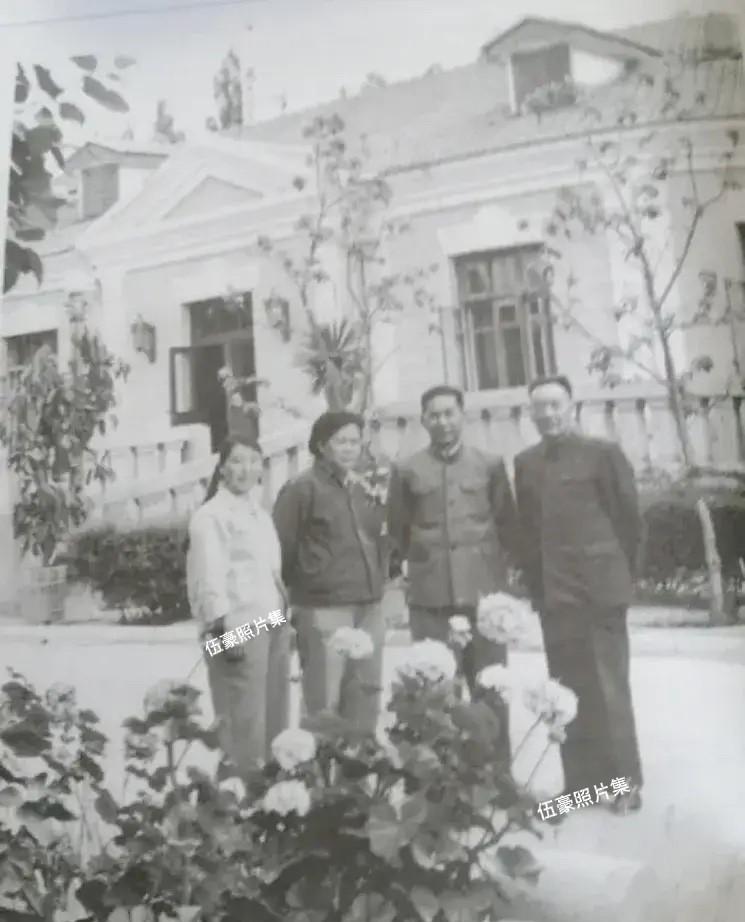 上世纪60年代末，开国少将裴周玉（右二）与夫人姚盼成看望老上司陶峙岳上将（左一）