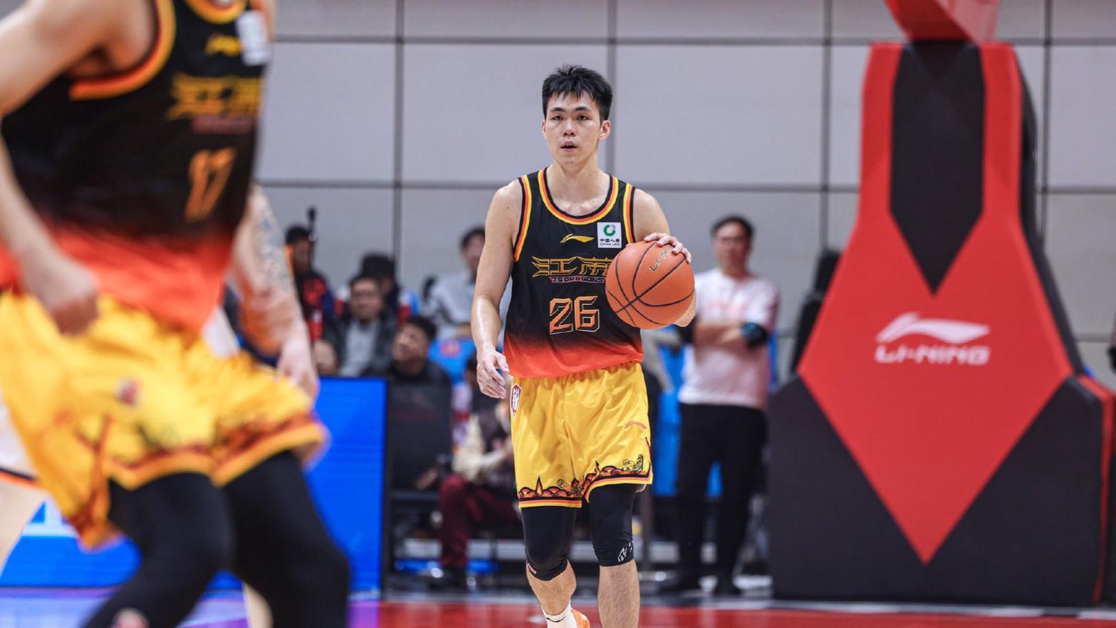 CBA精彩一夜，庞峥麟创纪录+登顶得分榜，弗格里程碑，广东五连胜