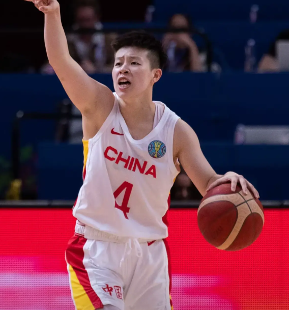 中国女篮李缘为什么被很多网友质疑？

1⃣️，身高问题。
不得不说，李缘自从进入