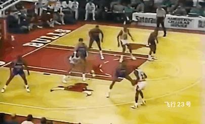 飞人乔丹晃倒罗德曼珍贵画面！
年轻的飞人一个胯下运球变向晃倒了罗德曼。大家不要觉