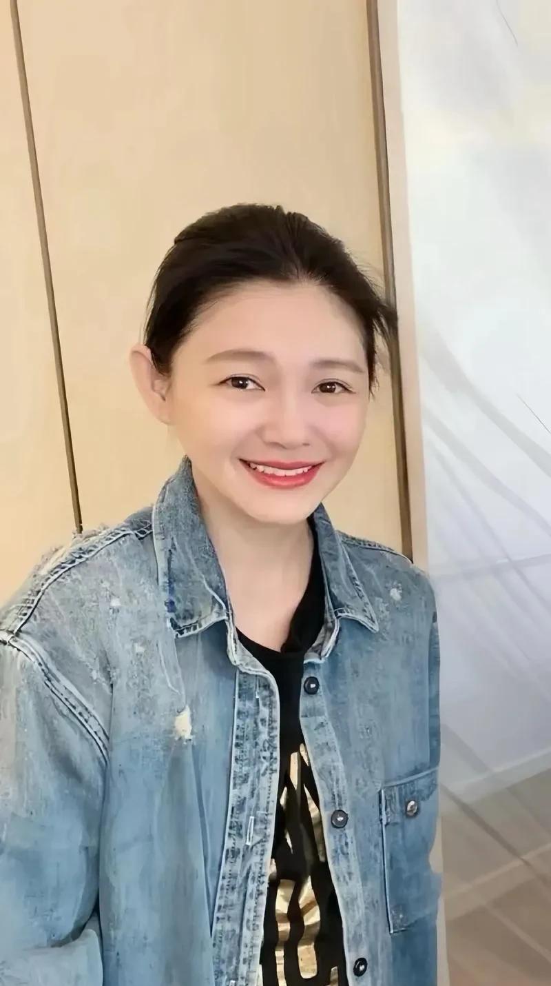 与其身后哭又叫，不如生前尽孝，与其清明烧万堆纸钱，不如在世发病时包机带她回国治病