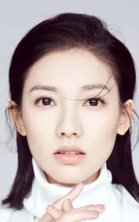 马藜，1989年出生于辽宁大连，毕业于上海师范大学谢晋影视艺术学院 。14岁以《