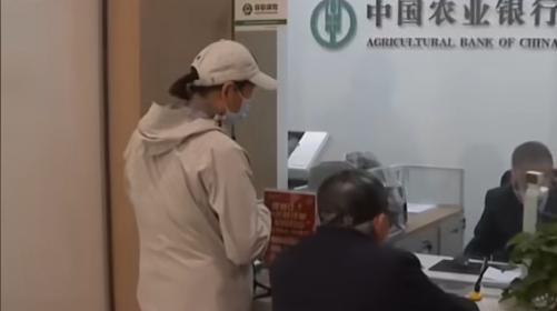 “防不胜防！”据荔枝新闻3月19日报道，江苏一女子到银行取170万现金，与工作人