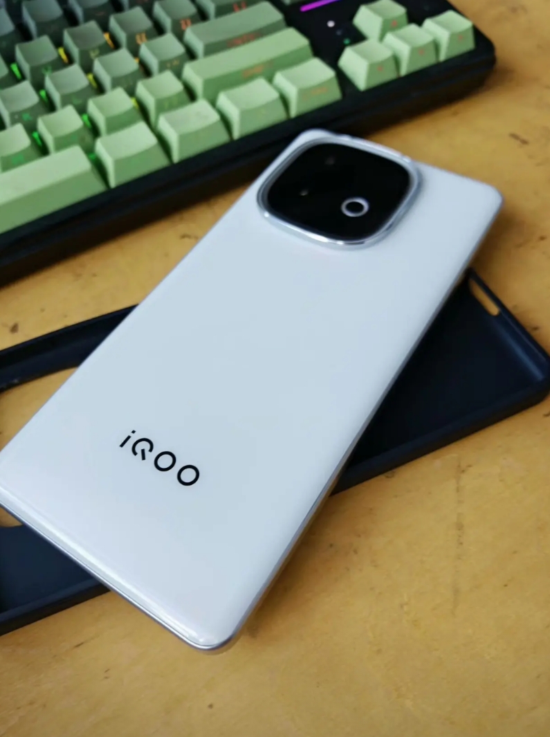 iQOO Z10 Turbo+六边形战士石锤了。8000mAh大电池，天玑940