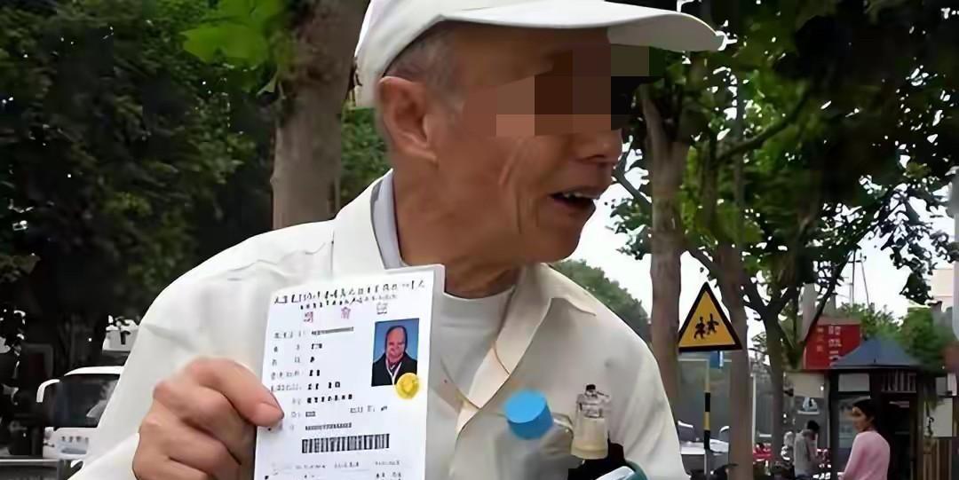 这位汪先生已经86岁了，今年是第15次参加高考，也是自己决定的最后一次，看看步履