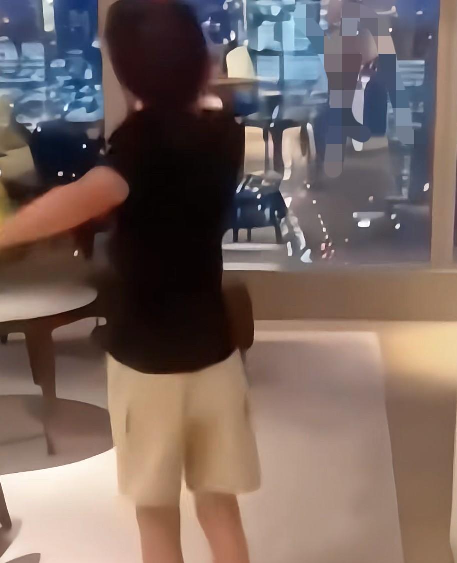 霖霖真的比姐姐活泼好多啊……
在客厅里不停地蹦跳，汪小菲笑着喊：你这个“小皮猴”