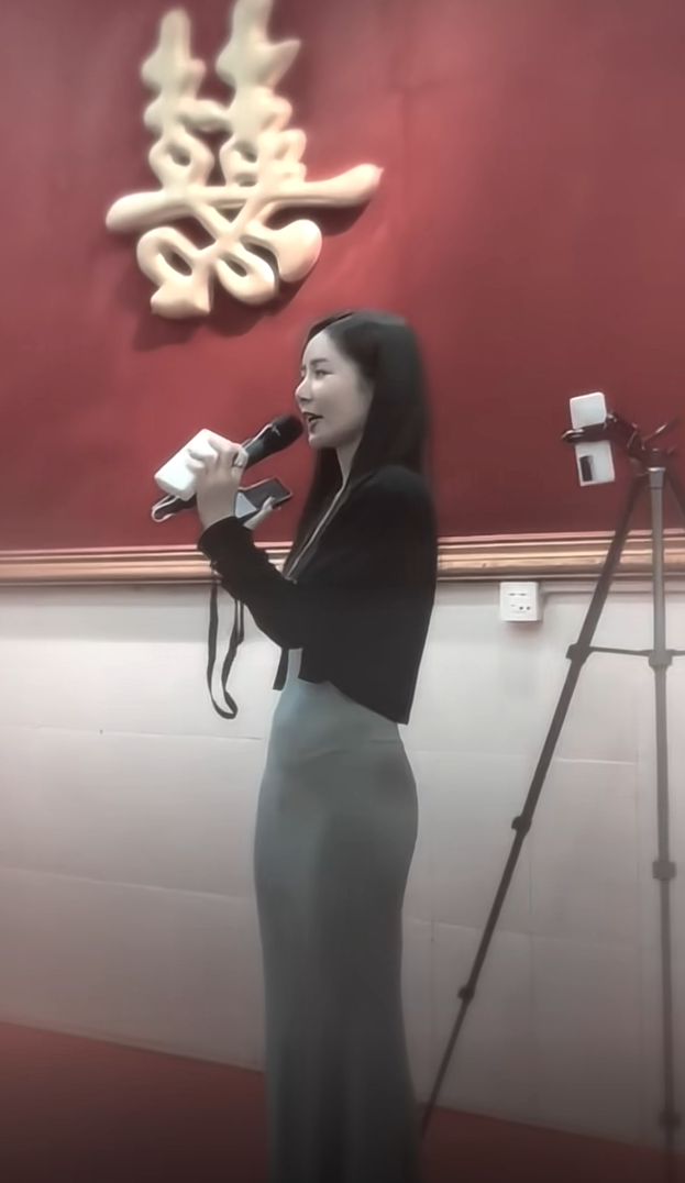 目前没有看到新娘，司仪不错