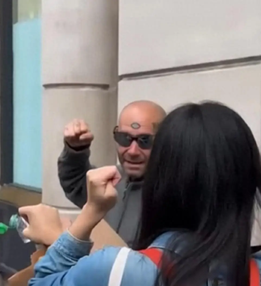讲中国话就挨打？中国女留学生在英国的公交车上，仅仅因为讲了中文，就被一白人男子辱