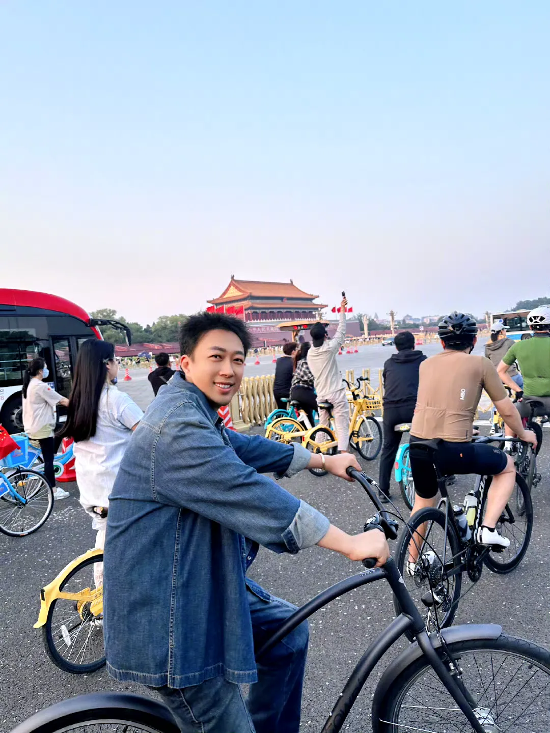 于正和朋友北京长安街骑行