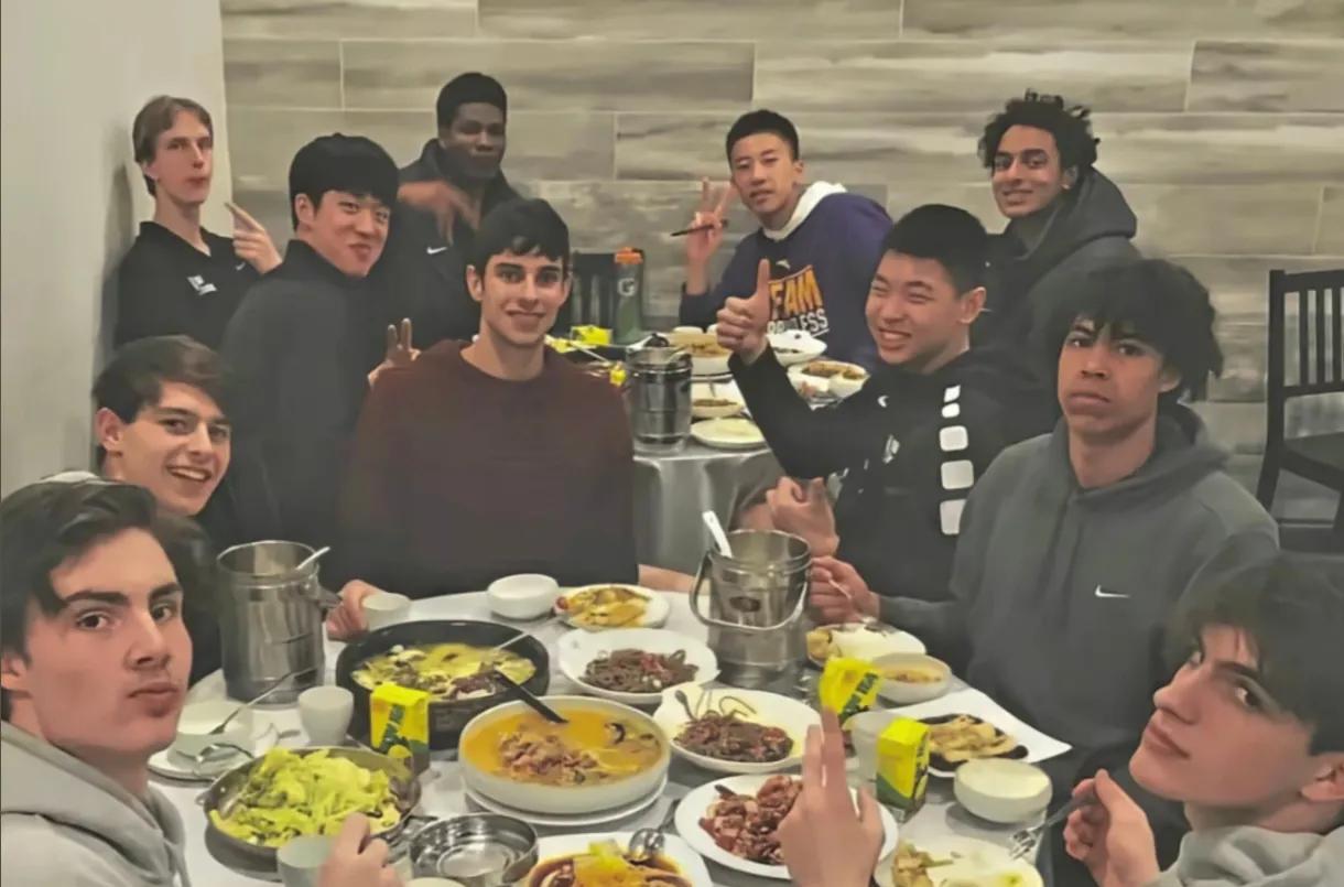 看看这张照片，里面都有谁！
这是2019年，位于澳大利亚堪培拉的 NBA 精英计