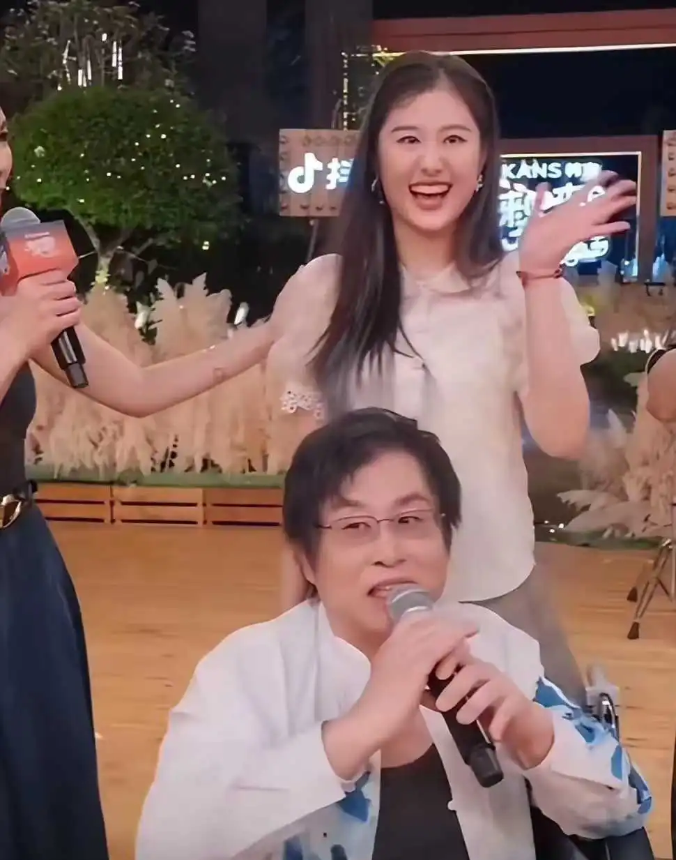 64岁郑智化现状：出行全靠轮椅，妻子对他不离不弃，26岁女儿好美

