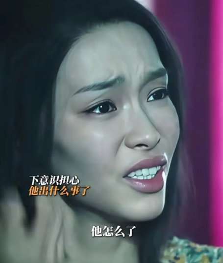 《扫毒风暴》吴燕萍被抓时，还在担心卢少骅的安危，林强峰却递给她一张，卢少骅的通缉