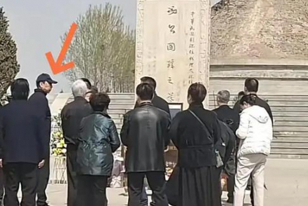 67岁冯巩清明祭祖，太爷爷竟是冯国璋