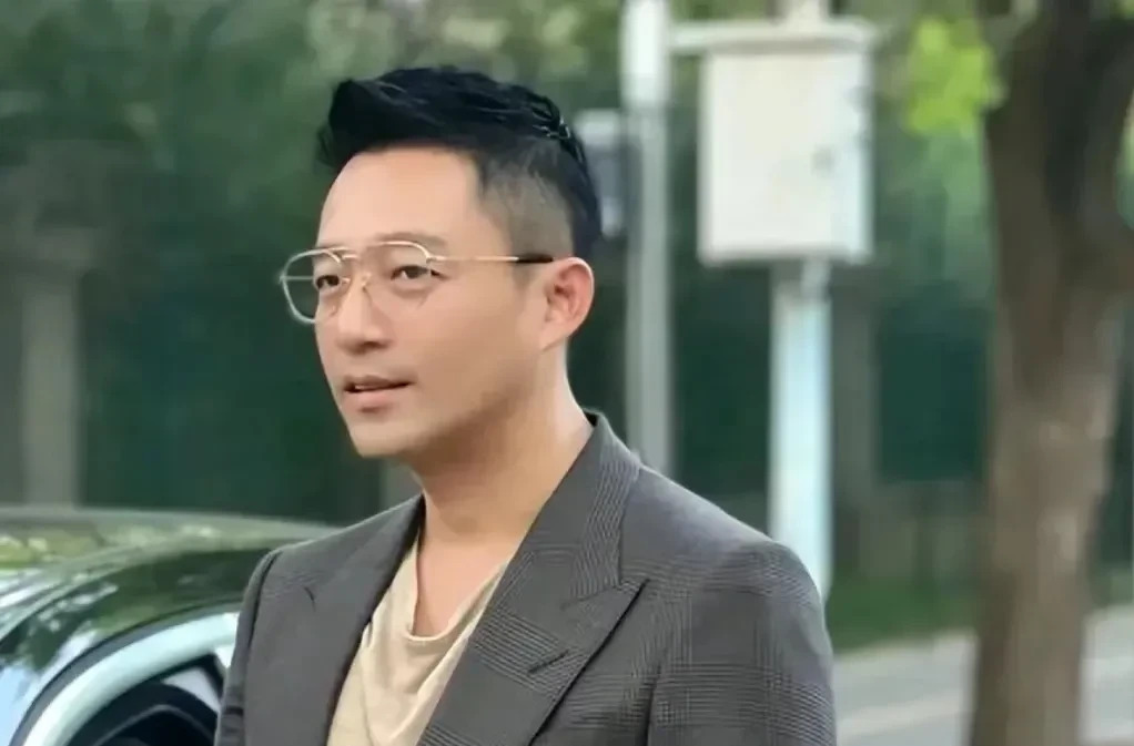 汪小菲台北带娃显亲和











我的天哪！你们敢信？汪小菲居然在台北