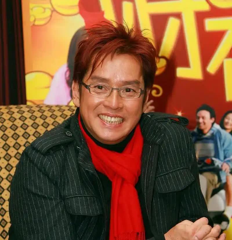 1996年，丁克的谭咏麟突然对妻子杨洁薇说；“我把十亿家产都给你，我要让儿子回家