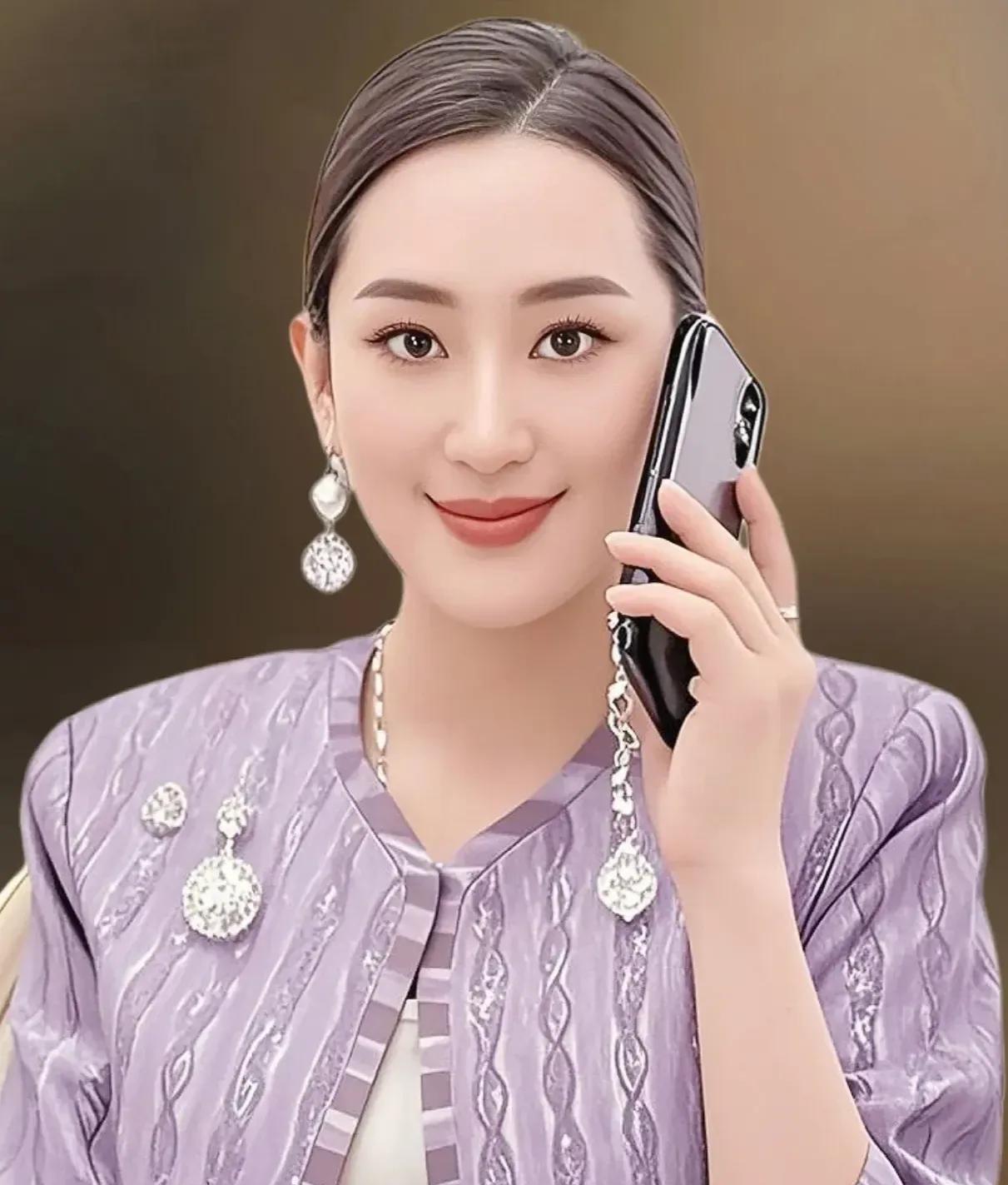 这开会拿手机的习惯，可让底下的人都看在眼里。有的官员心里犯嘀咕，觉得总理这模样不