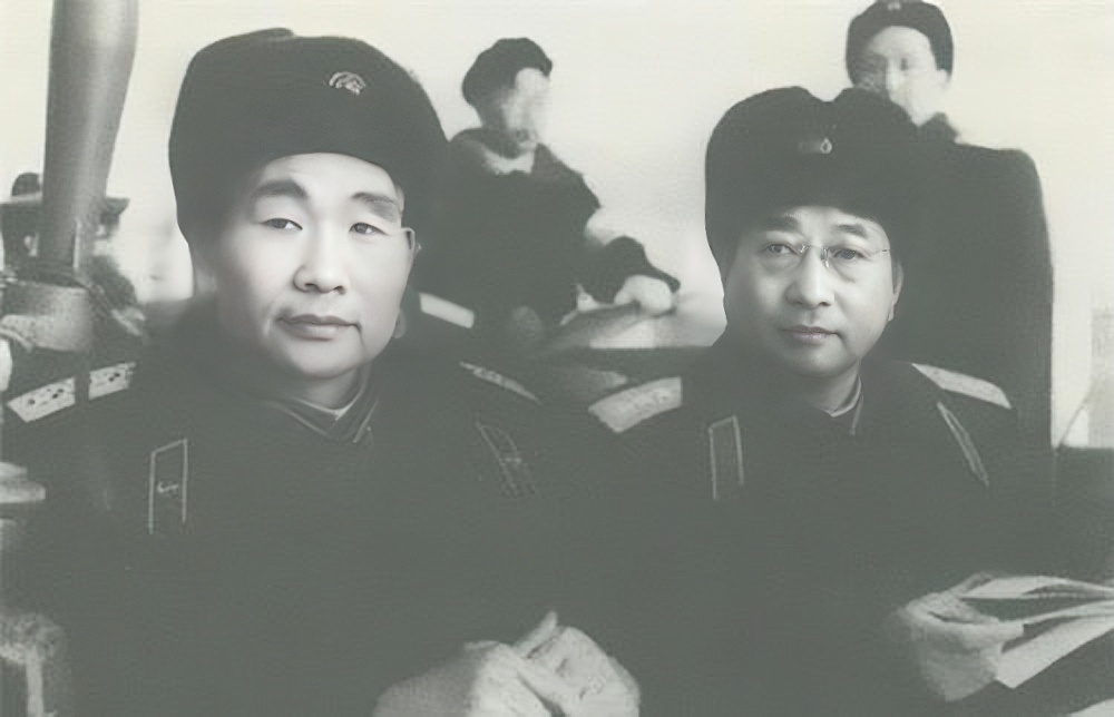 这两个人都认识吗？他们都是共和国的大将。可能右边那位名气更大一些，他毕业于黄埔一