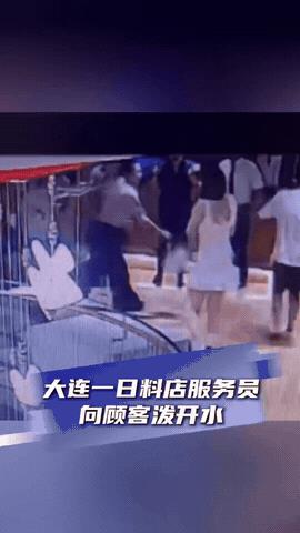 万万没想到！辽宁大连，日料店服务员突然捂肚子倒在地上，顾客连忙上去搀扶，没想到服