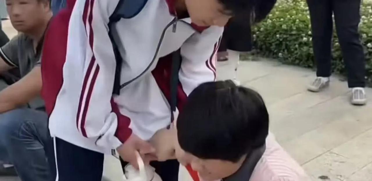 子不嫌母丑，当这孩子扶起妈妈的那一刻就已经赢了全世界！
傍晚时分，一位残疾妈妈安