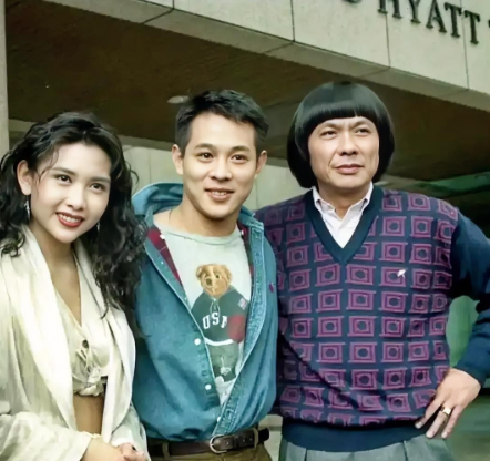 仔细看，那时的李连杰疏眉朗目，气宇轩昂，真是一表人才！而左边的美女是谁？细眉飞扬