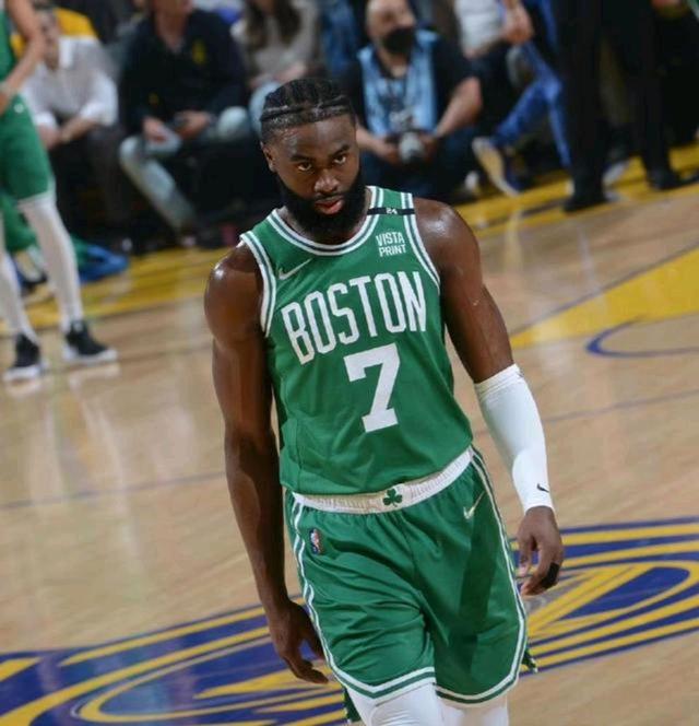 在凯尔特人战胜快船队的比赛中，大家只看到杰伦-布朗拿到50分，可大家不知道的是，