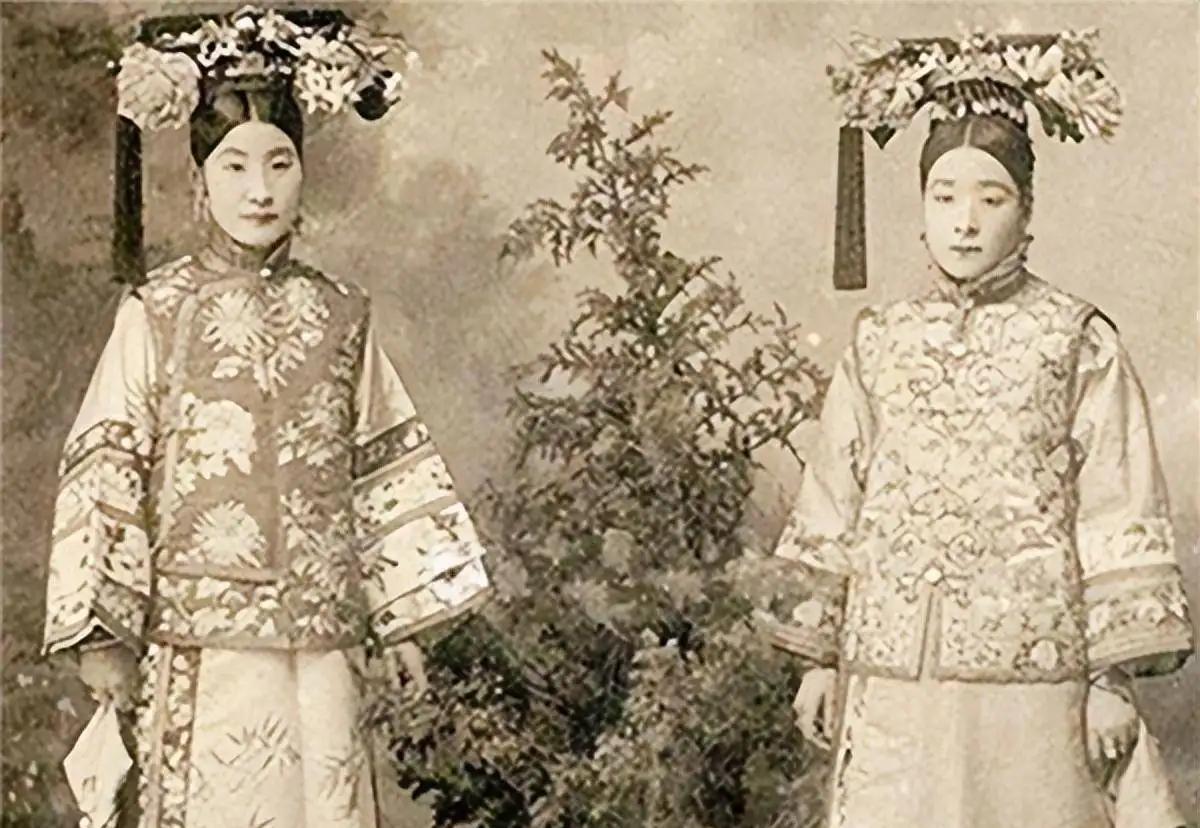 1913年，37岁的大内总管小德张对着曾经的主子五格格说道：格格现在大清朝已经完