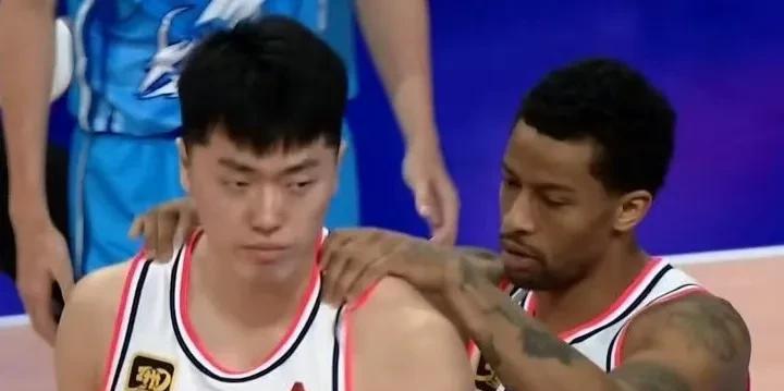 一言难尽！张皓嘉上场2分钟，直接被吹了3次犯规，一直在犯规！
这种情况下，伯克都
