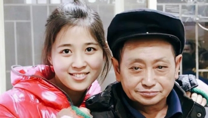 1990年，重庆一个36岁的光棍在雪夜里面捡到了一个弃婴，含辛茹苦地将她拉扯长大