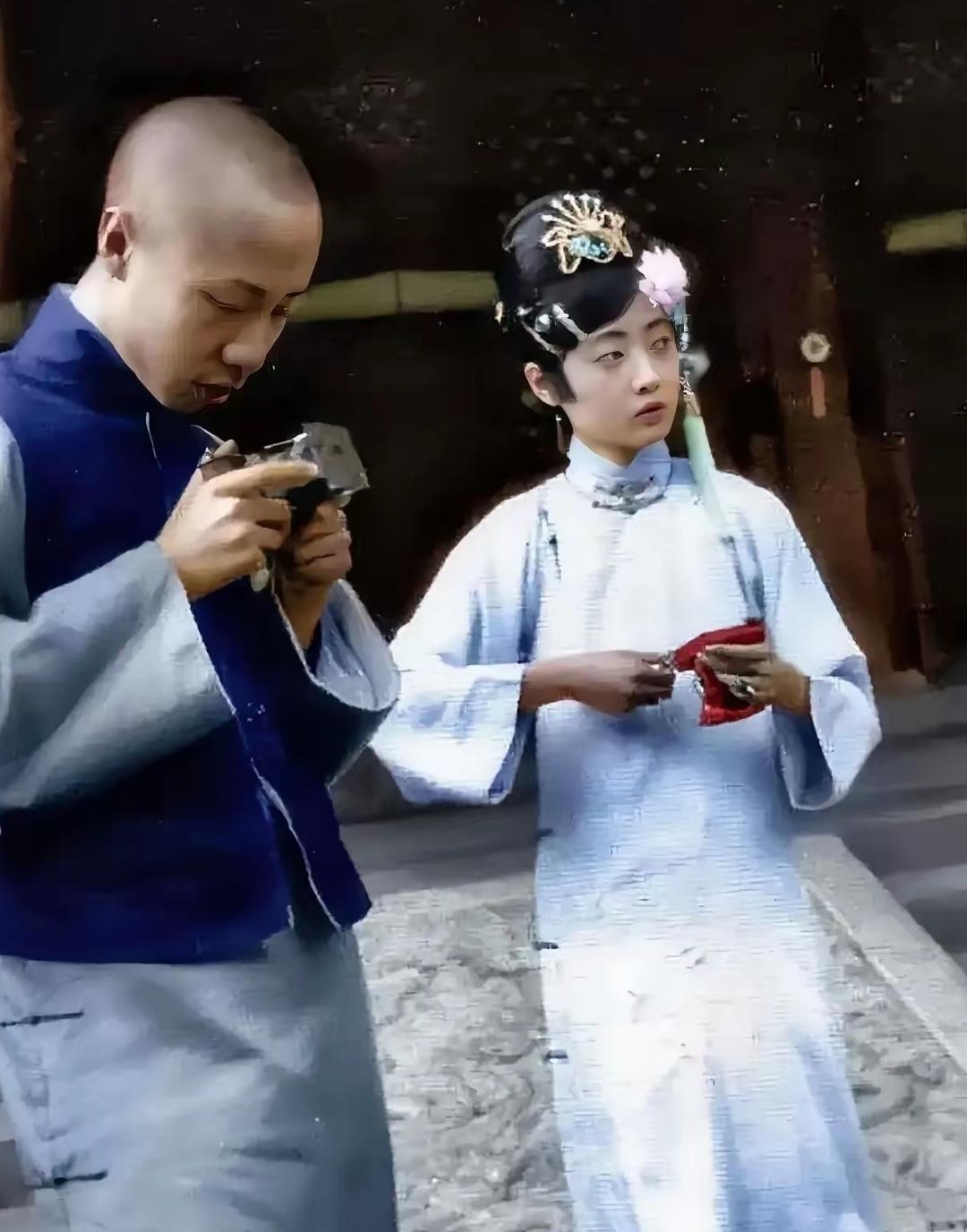 1946年，婉容的身上发出一股股恶臭 ，让人难以靠近，41岁的她已经生活不能自理