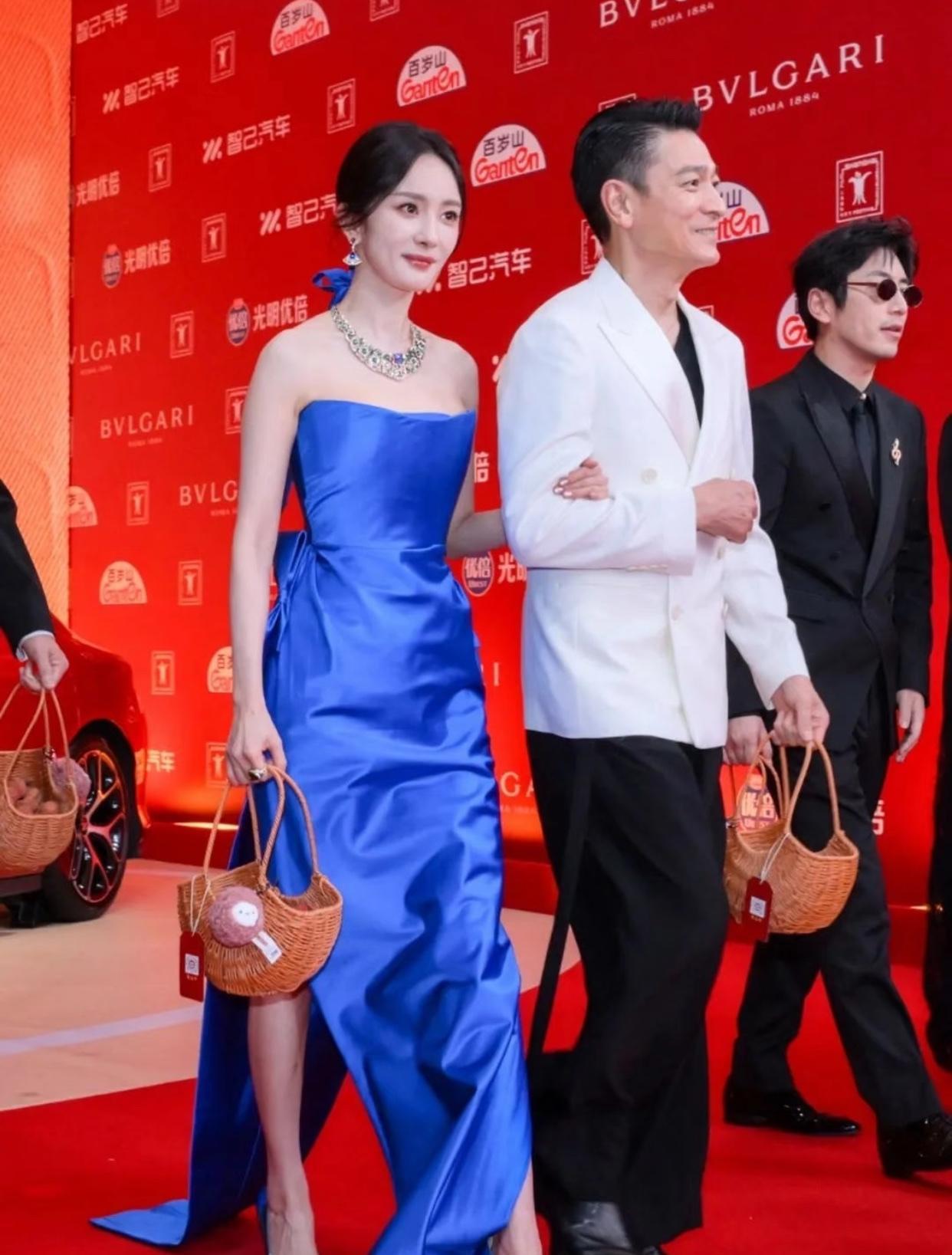 有一种颜色叫做低调的奢华——宝石蓝
杨幂穿这件宝蓝礼服第一次感觉出她的好看。