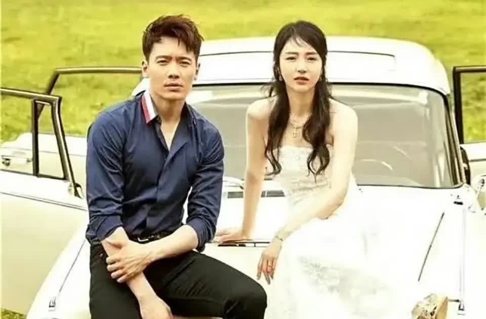 真的太可惜了！看看董璇与前夫的婚纱照，真的是郎才女貌啊，真的是太美了，两人离婚，