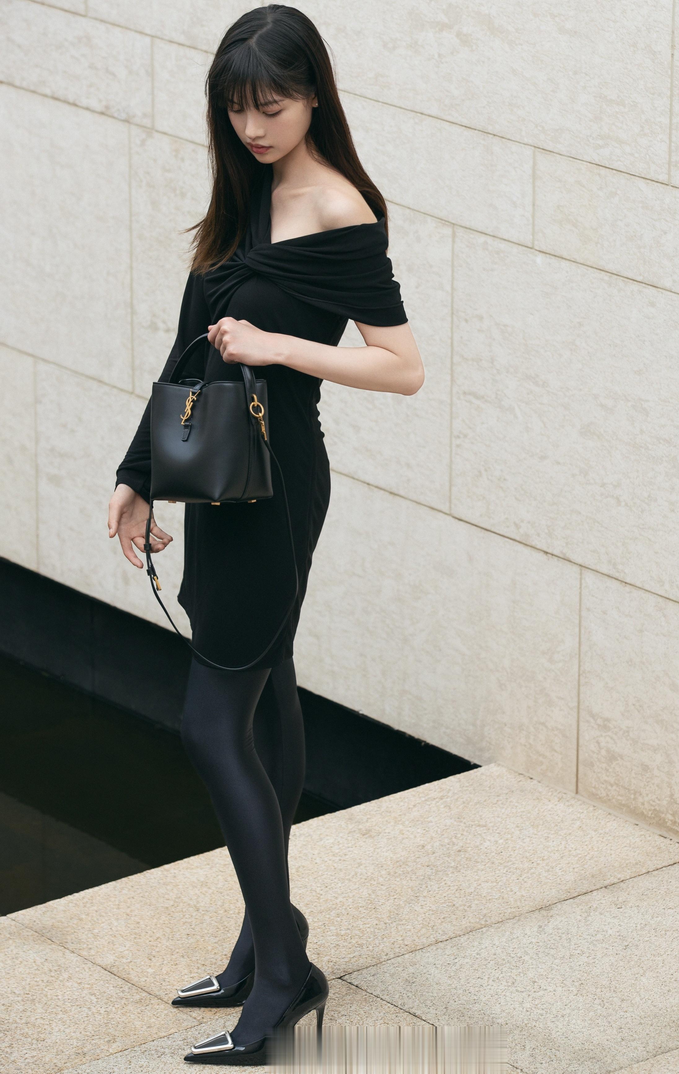 张艺上，真是又美又能装...