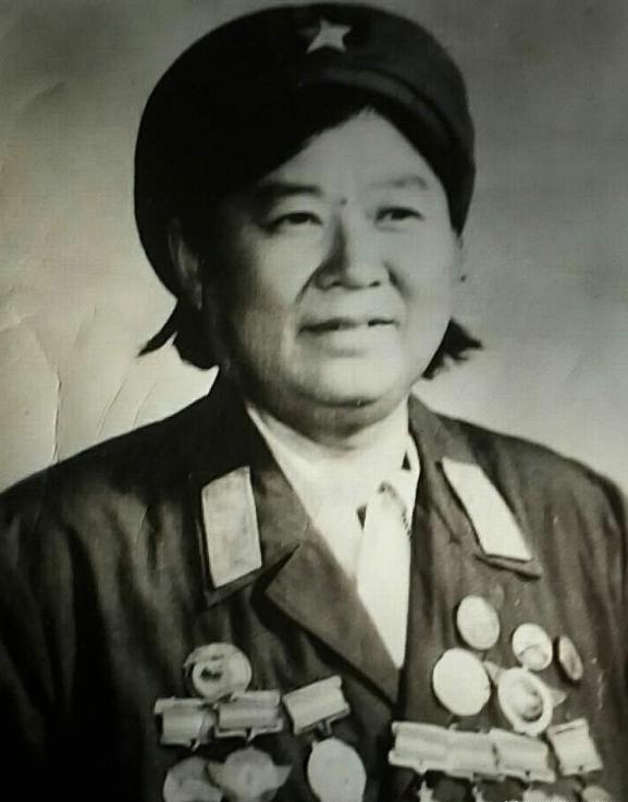 1950年，战斗英雄郭富生病，下体血流不止，被送往医院治疗，男医生正要救她，她却