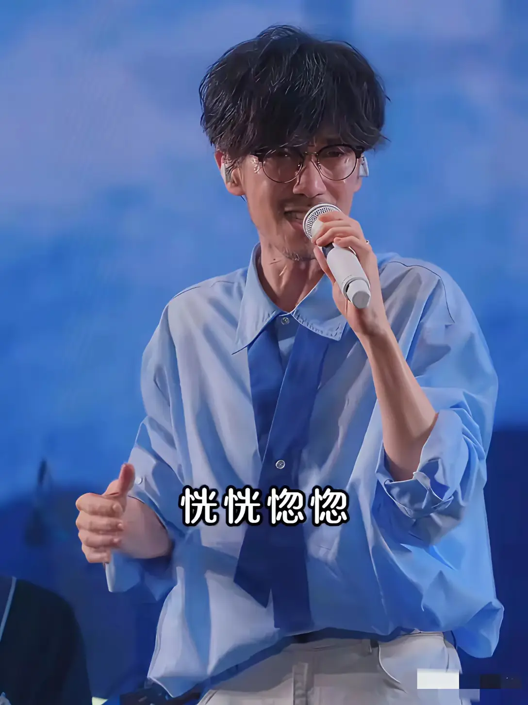周传雄都瘦成纸片儿人了！其实男人太瘦越发显得苍老，你觉得是吗？
