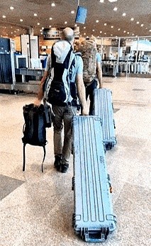 在俄罗斯某机场，两名战士在候机大厅里。

他们手里提着装着T5000高精度狙击