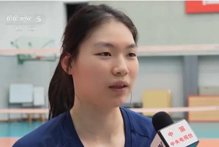 从央视对中国女排三个二传的采访顺序是否可以看出一些端倪？那就是六月份的世联赛谁将