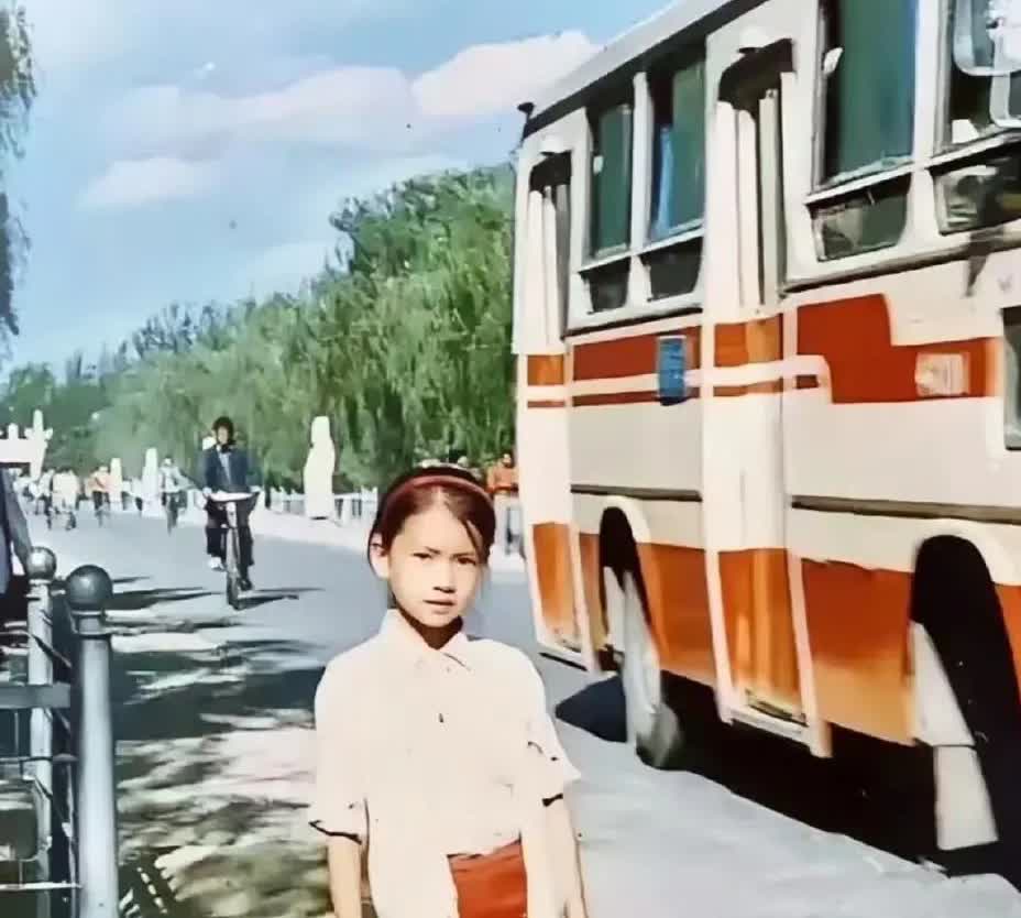 1985年十岁的她在等公交，十年后成为家喻户晓的明星，有认出来的吗？