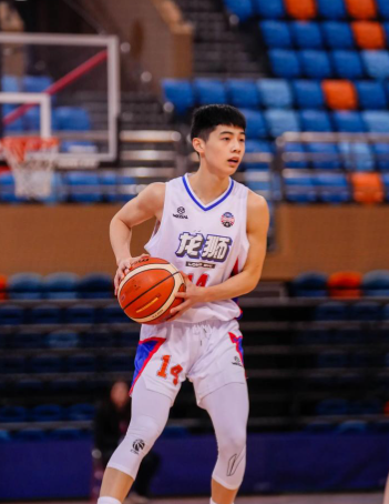 广州男篮俱乐部优化教练组配置，这不仅释放出积极信号，更是一项至关重要的发展战略规