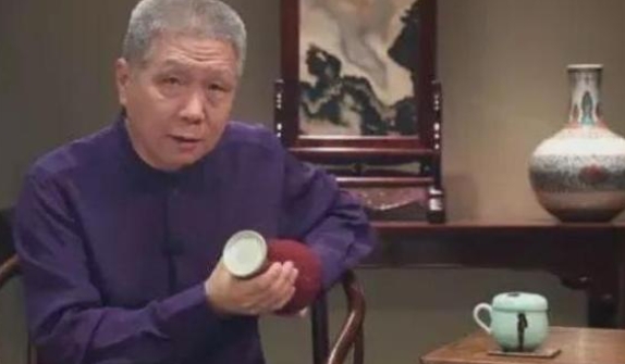 2004年的时候，马未都打算找人修复一把黄花梨椅子。等修好了去结账，修复师傅伸出