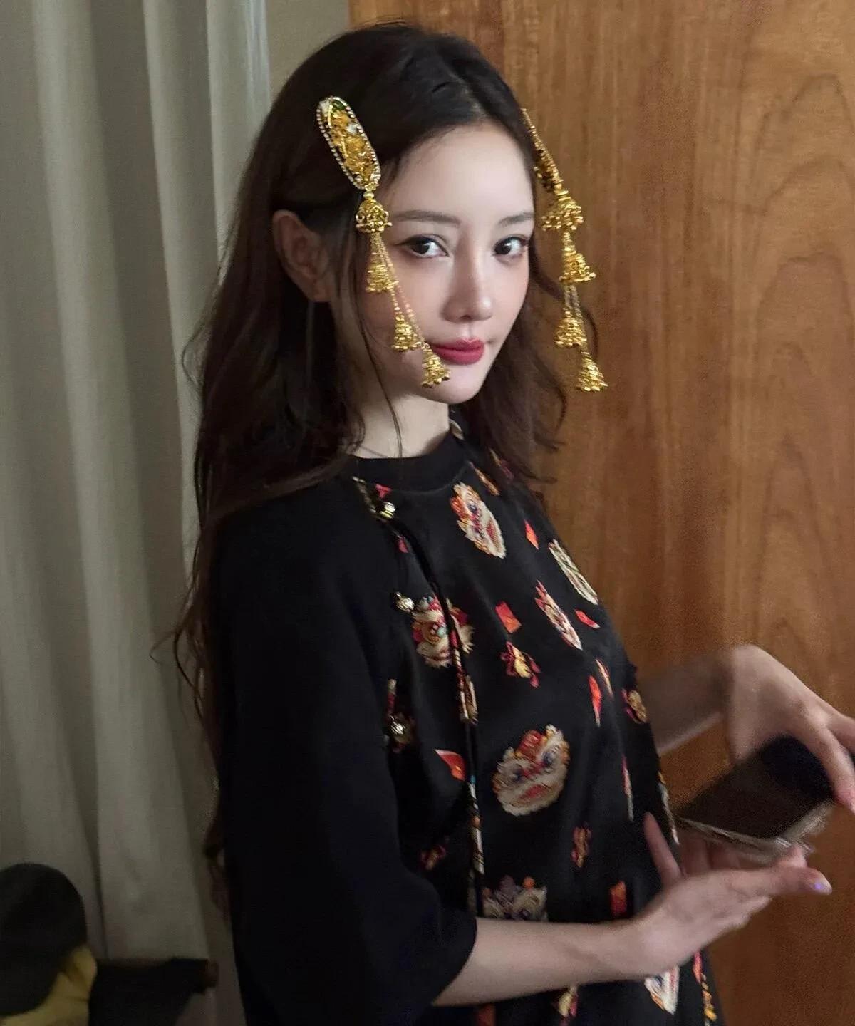 李小璐打了回春针装嫩上瘾！谁家正经女人像她一样？43岁都不懂的收敛一点！闺女都十