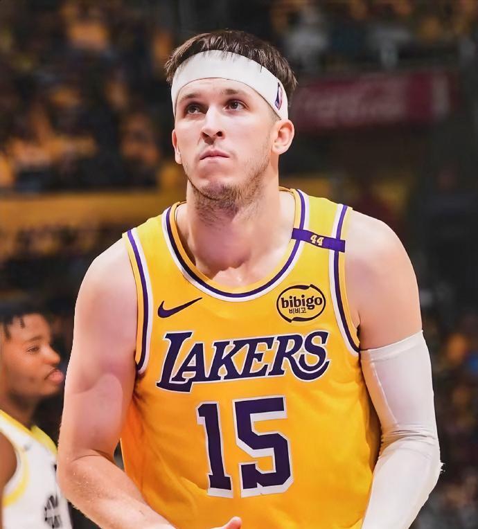 BR记者Jake Fischer表示，里夫斯最可能的结果是：今年夏天不续约，并在