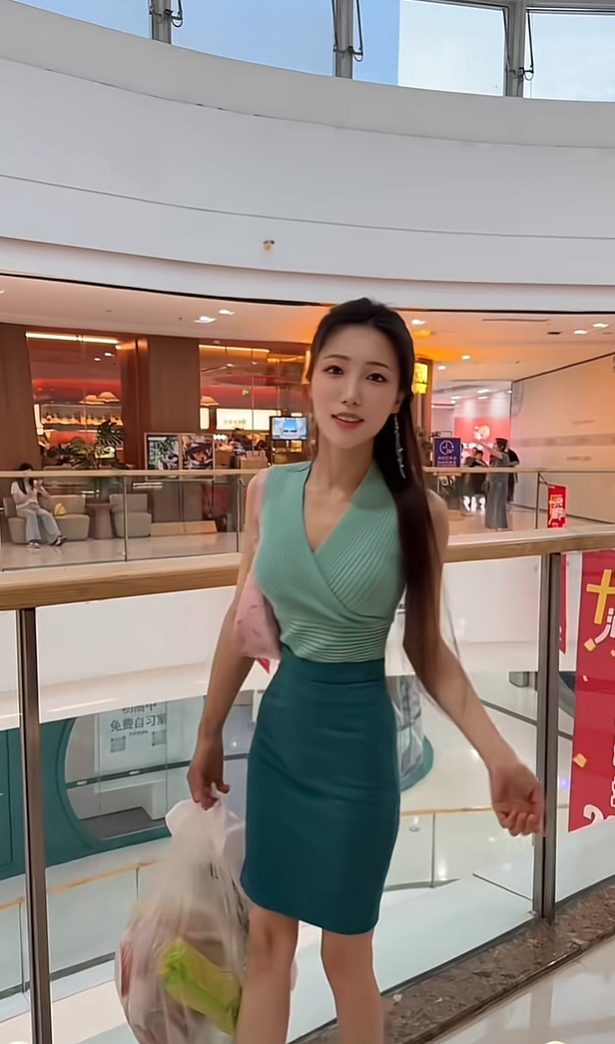 今年这身衣服很火吗都在穿