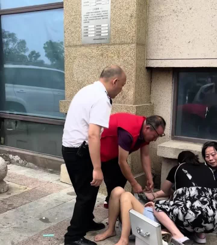 四川绵阳一小区发生高空坠物事件，一个大箱子从楼上掉下来把一名路过的女子砸伤，谁来