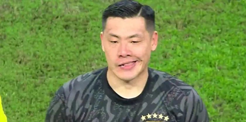 王大雷的嘴歪哪去了！
气成这样，还是真的，还是拼的。
有人恶搞呀！
红牌牵强了。