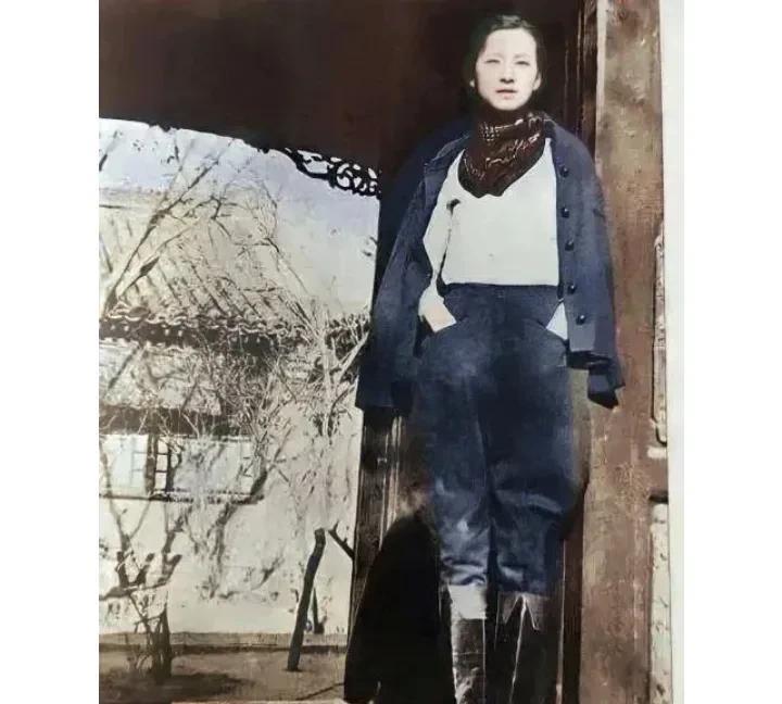 一张摄于1935年北平的珍贵老照片，大家看看站在自己家门口的这位女士是谁？这才是